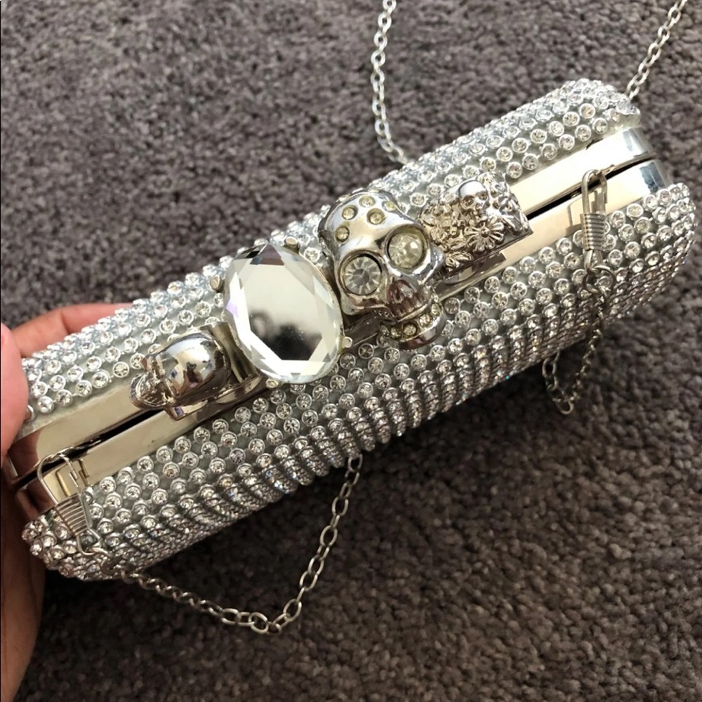 Skull 4 finger clutch